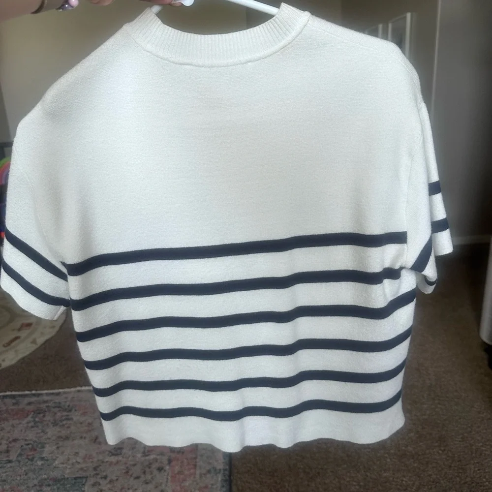 Abercrombie & Fitch White Short-Sleeve Knit Top with Navy Stripes - Picture 3 of 3